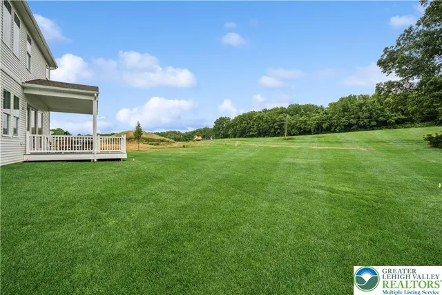 a view of an house with backyard