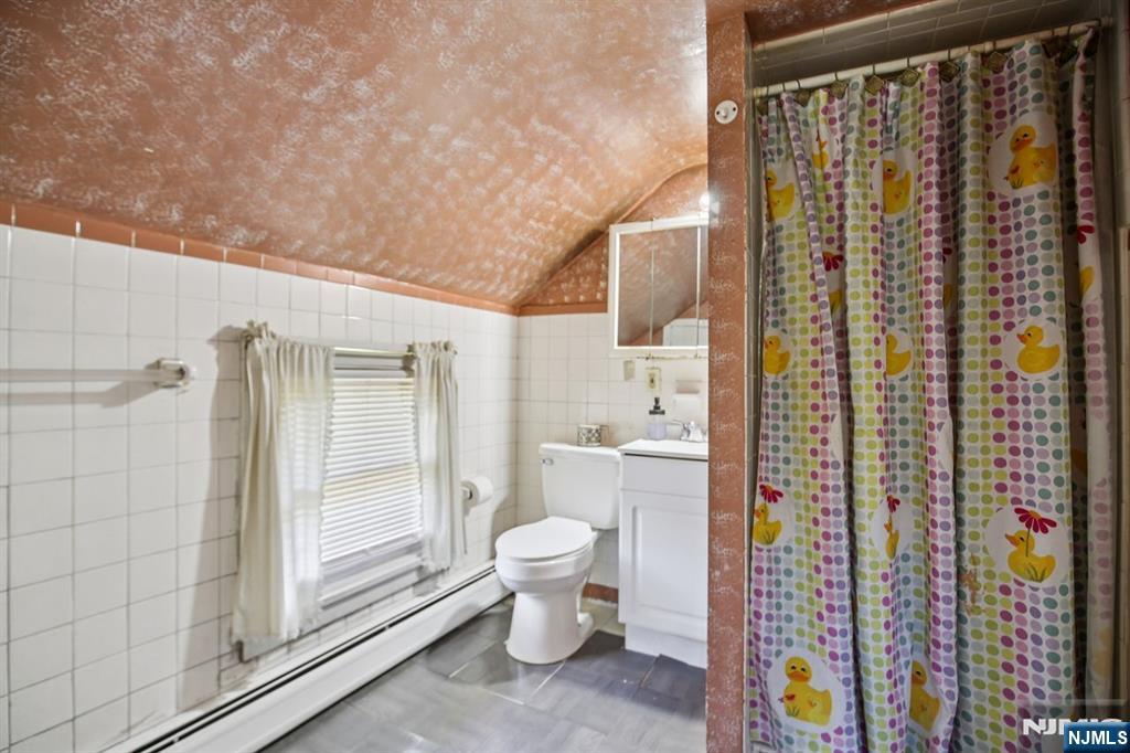 369 Queens Court Ridgewood, NJ 07450 - Photo 14 of 40 a bathroom with a toilet and shower