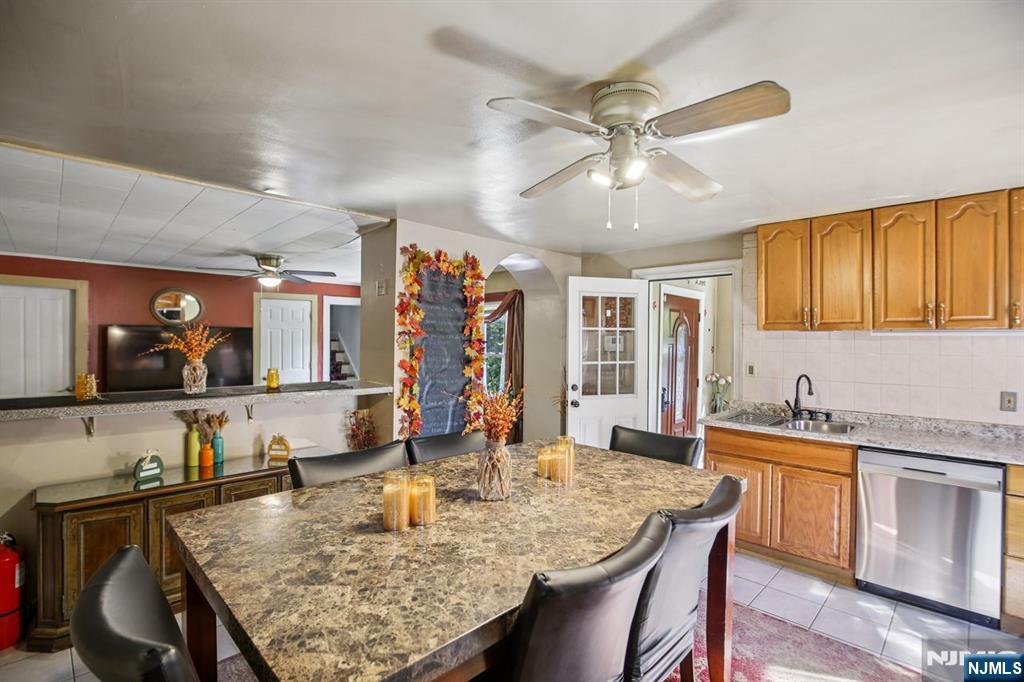 369 Queens Court Ridgewood, NJ 07450 - Photo 3 of 40