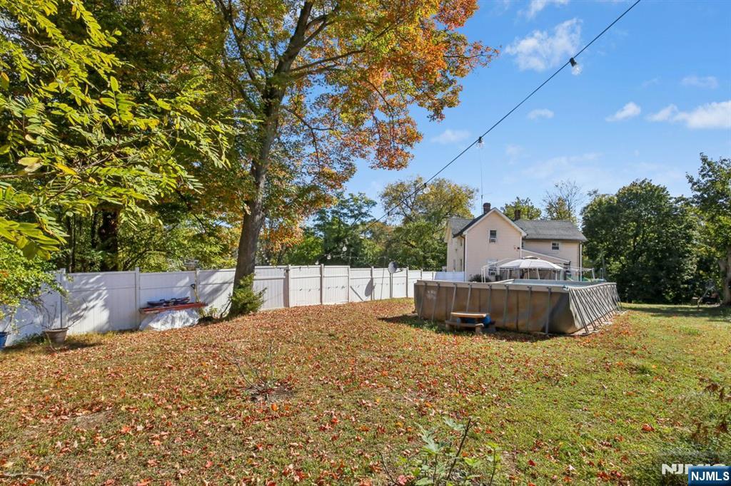 369 Queens Court Ridgewood, NJ 07450 - Photo 31 of 40 a large tree in the middle of a yard