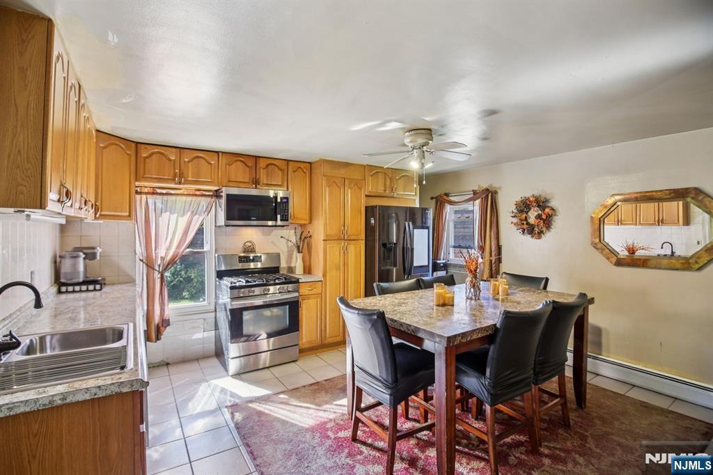 369 Queens Court Ridgewood, NJ 07450 - Photo 4 of 40 a large kitchen with a table and chairs