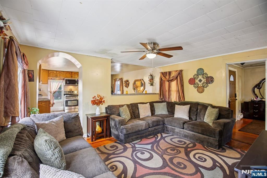 369 Queens Court Ridgewood, NJ 07450 - Photo 5 of 40 a living room with furniture and a large window