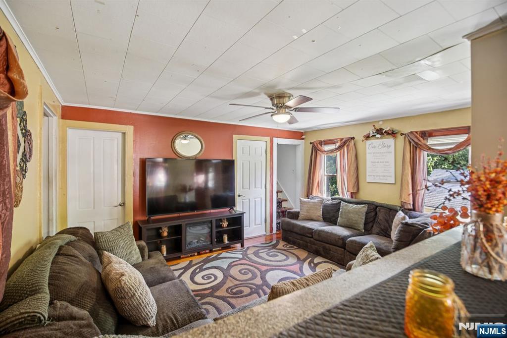 369 Queens Court Ridgewood, NJ 07450 - Photo 8 of 40 a living room with furniture and a flat screen tv