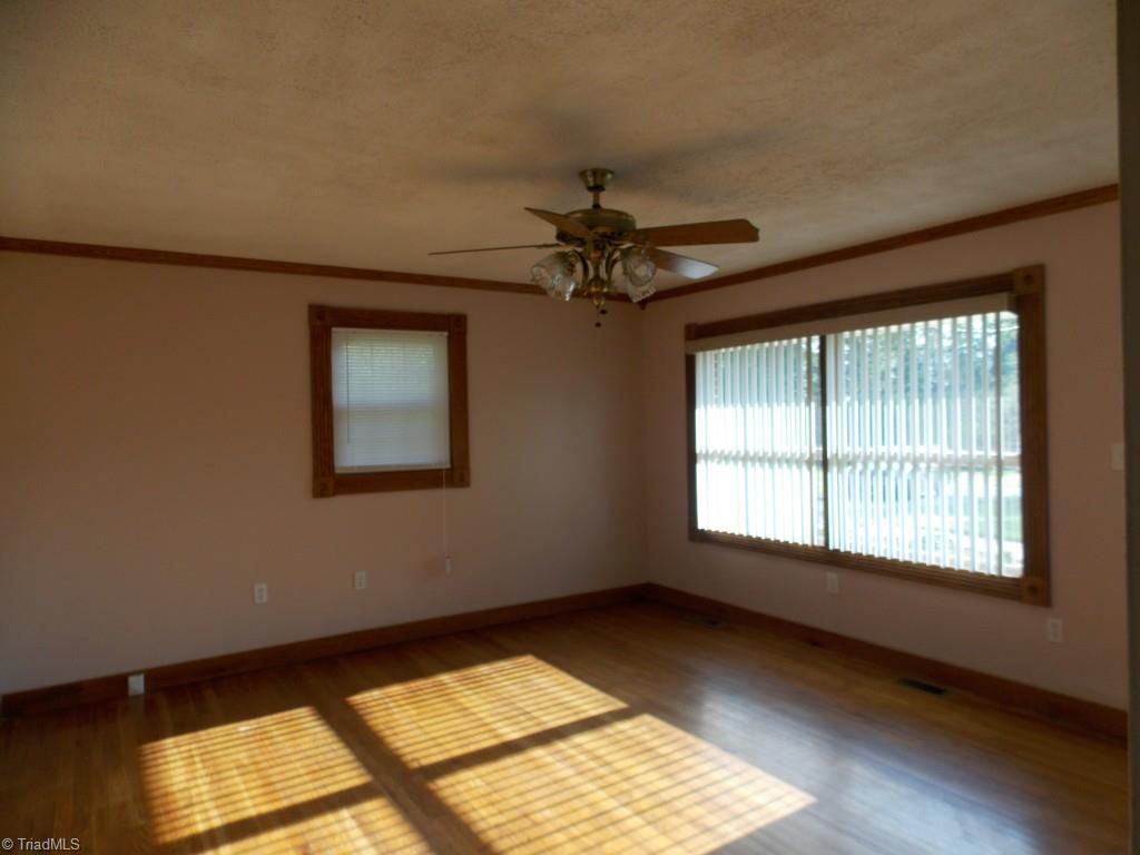 360 Poole Road Thomasville, NC 27360 - Photo 4 of 12 living room