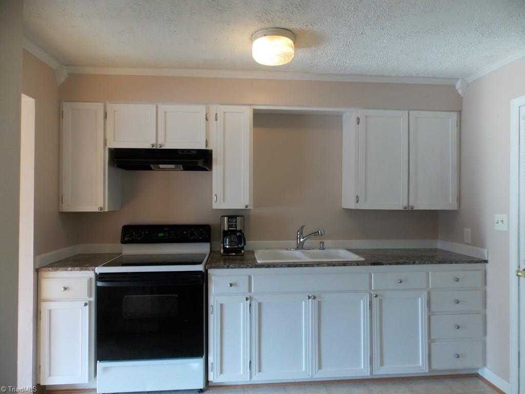 360 Poole Road Thomasville, NC 27360 - Photo 5 of 12 Kitchen