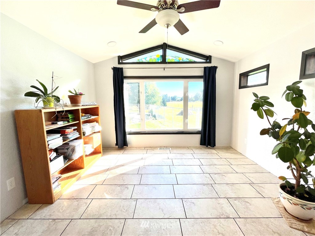28 Dixon Road Omak, WA 98841 - Photo 11 of 39 a view of a entryway