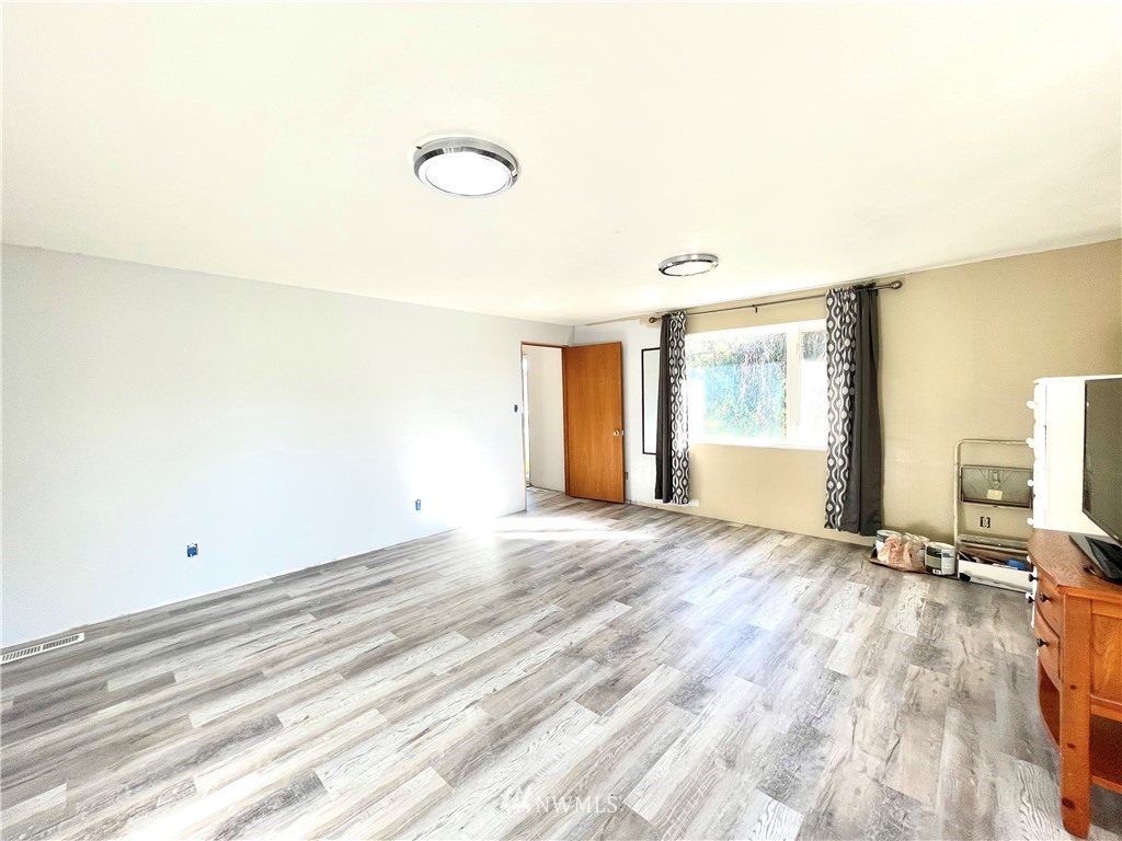 28 Dixon Road Omak, WA 98841 - Photo 19 of 39 a view of empty room with wooden floor and fan