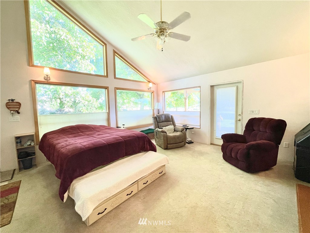 28 Dixon Road Omak, WA 98841 - Photo 28 of 39 a spacious bedroom with a bed and glass window