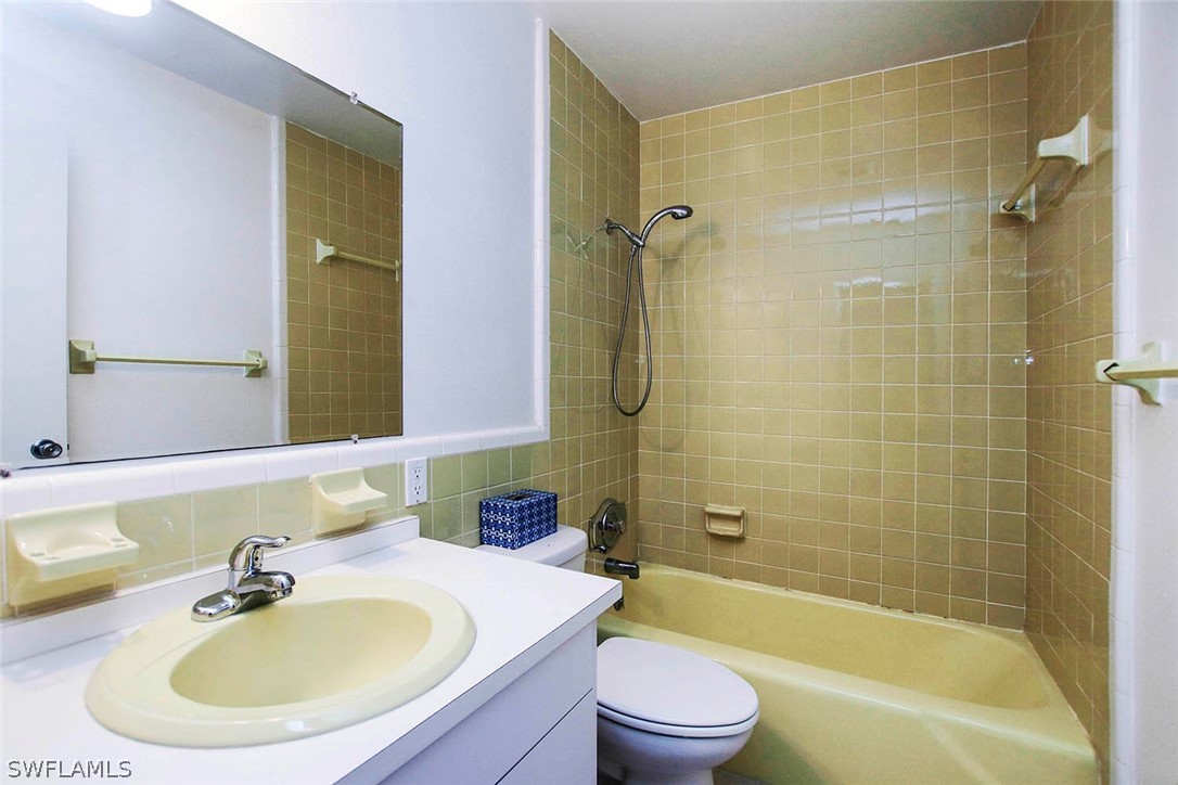 822 Beach Road Sanibel, FL 33957 - Photo 31 of 35 a bathroom with a sink a toilet and a bathtub