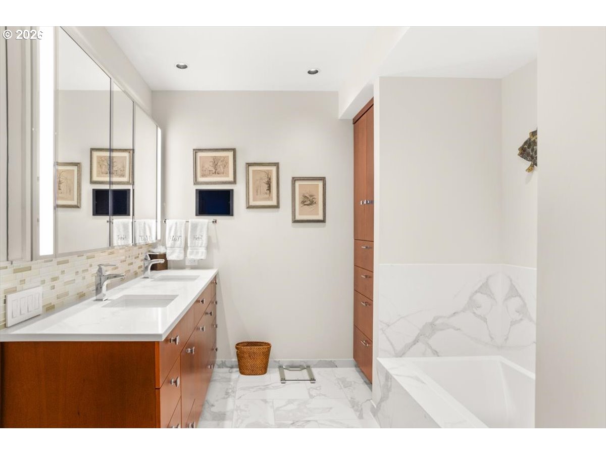 841 Southwest Gaines Street, Unit 1412 Portland, OR 97239 - Photo 24 of 41 Bathroom