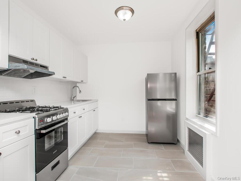 6535 Broadway, Unit 5C Bronx, NY 10471 - Photo 9 of 12 a kitchen with a stove top oven and refrigerator