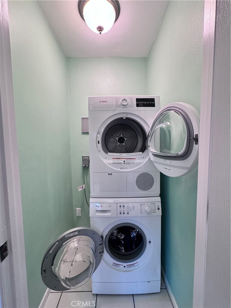 346 Miraleste Drive, Unit 301 San Pedro, CA 90732 - Photo 7 of 22 a utility room with dryer and washer