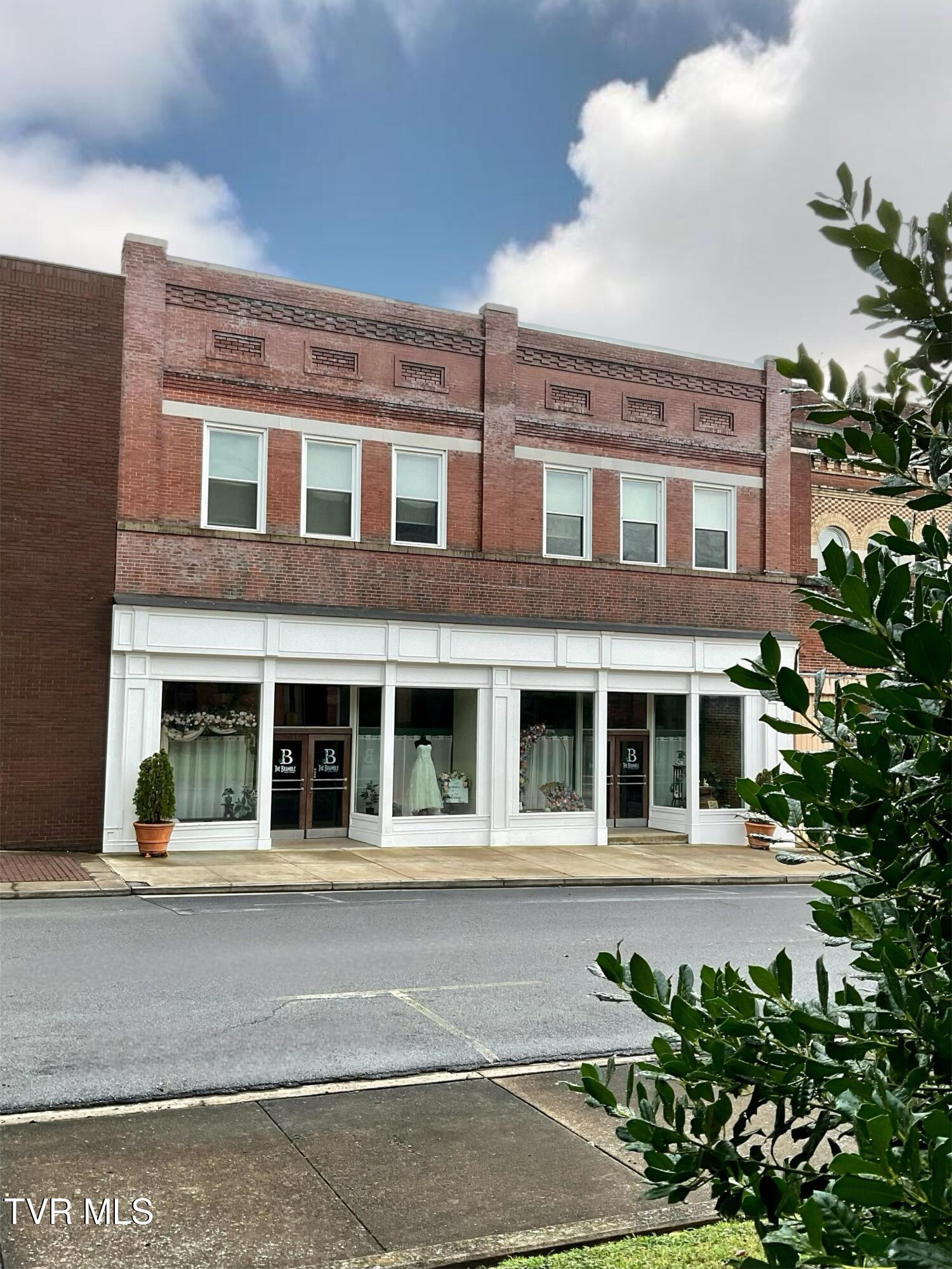206 Gay Street Erwin, TN 37650 - Photo 4 of 26 IMG_0345