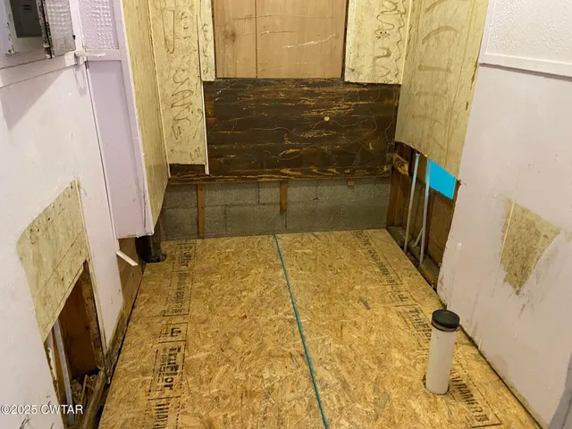 a view of empty room with window