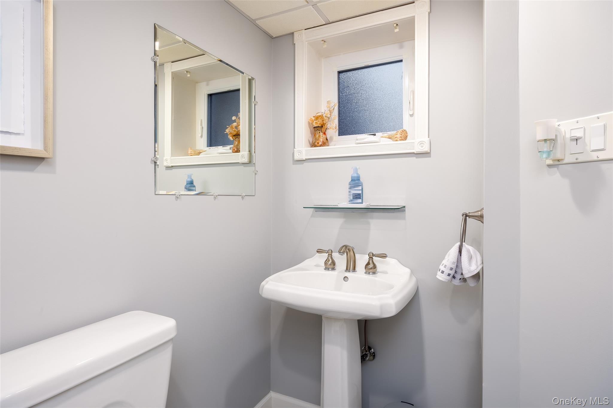 4 Knoll Top Road Stony Brook, NY 11790 - Photo 22 of 40 Renovated full bathroom