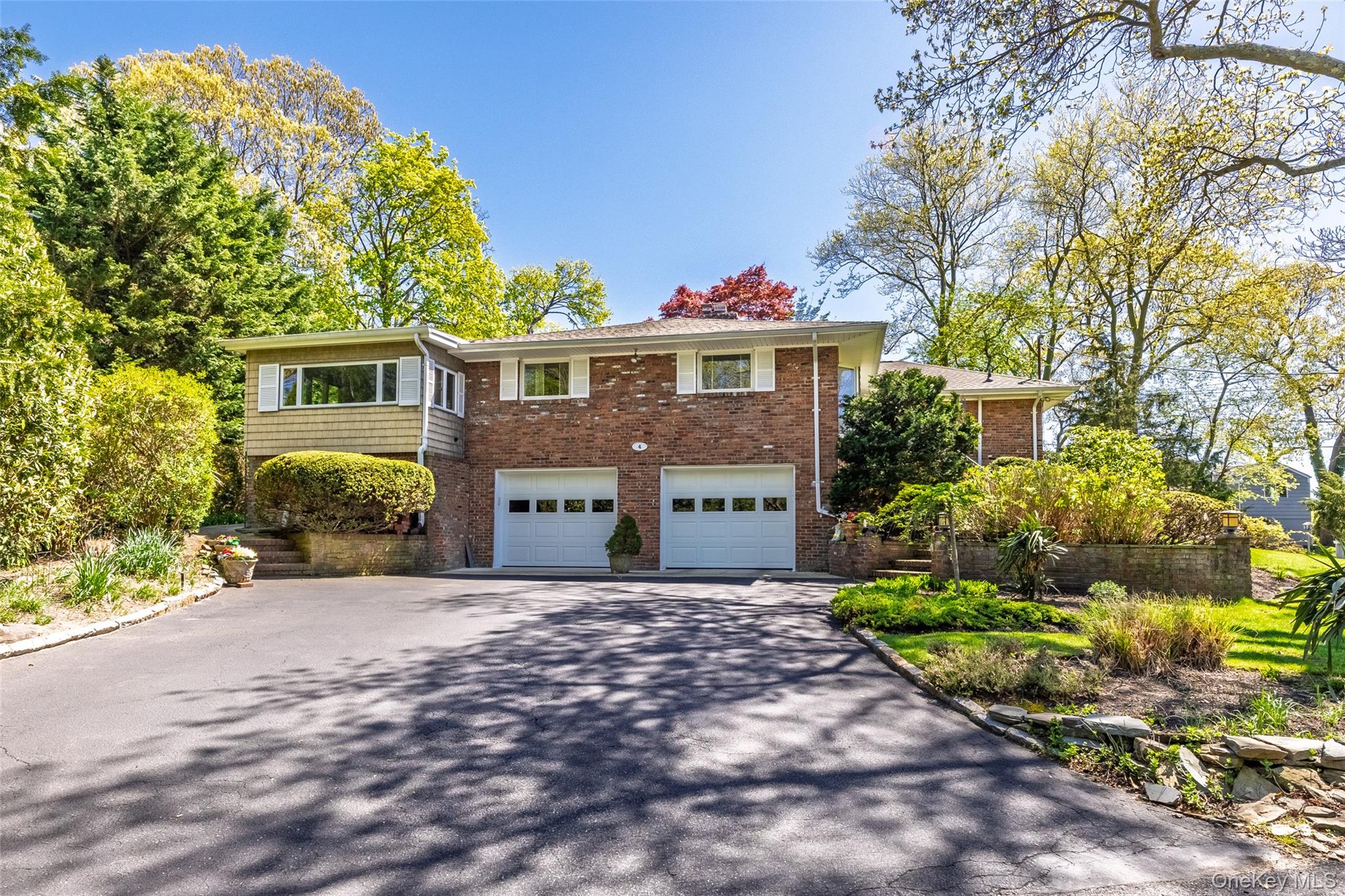 4 Knoll Top Road Stony Brook, NY 11790 - Photo 3 of 40 2 Story Custom Designed and built home with expansive driveway and attached 2 car garage
