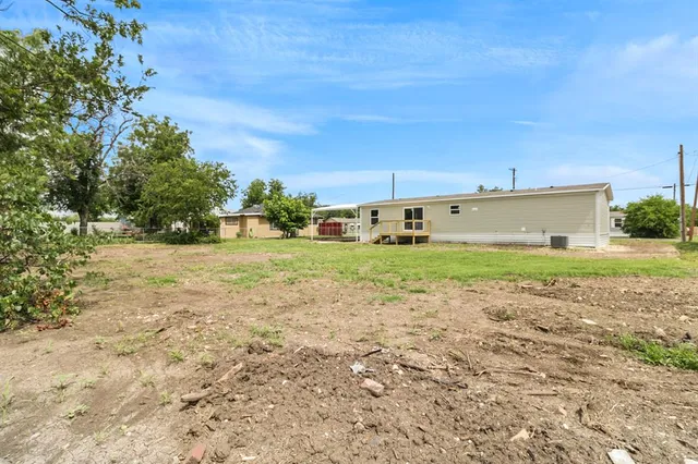 a view of a outdoor space with a house