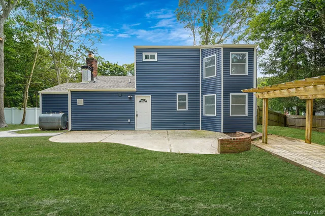 a view of a house with a backyard