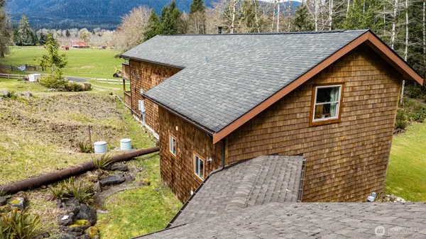 a view of a backyard