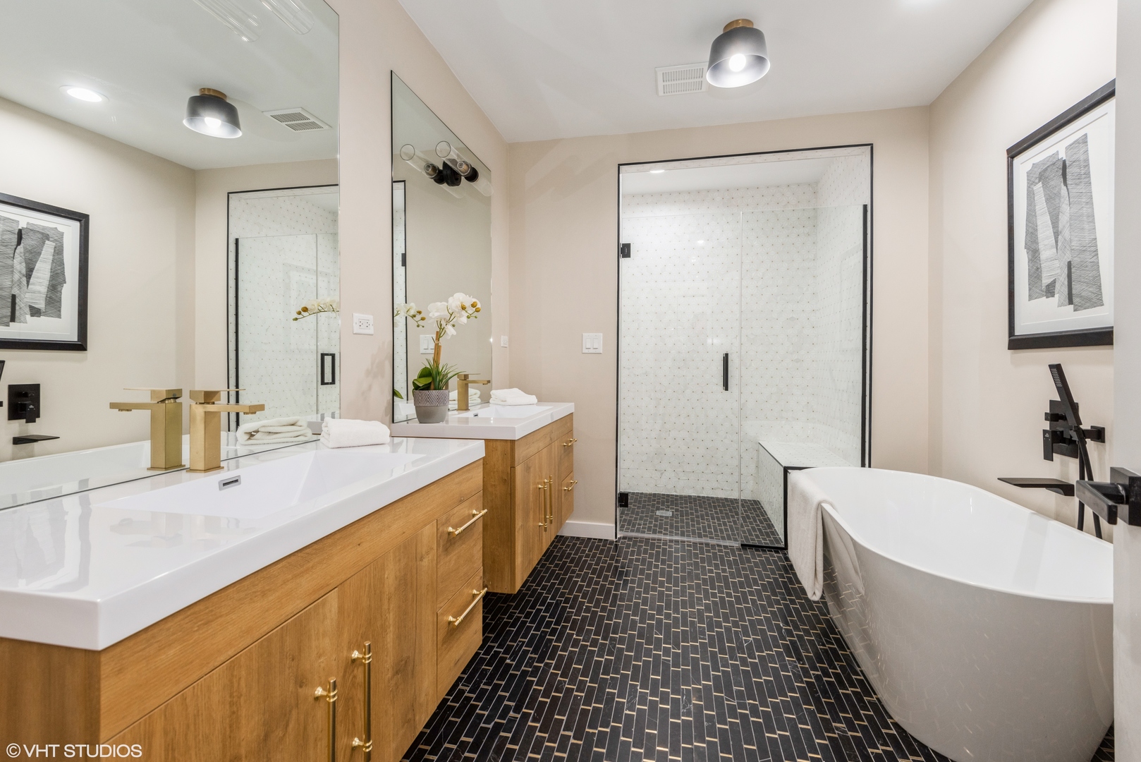 725 Locust Road Wilmette, IL 60091 - Photo 9 of 20 a bathroom with a tub a sink and a large mirror