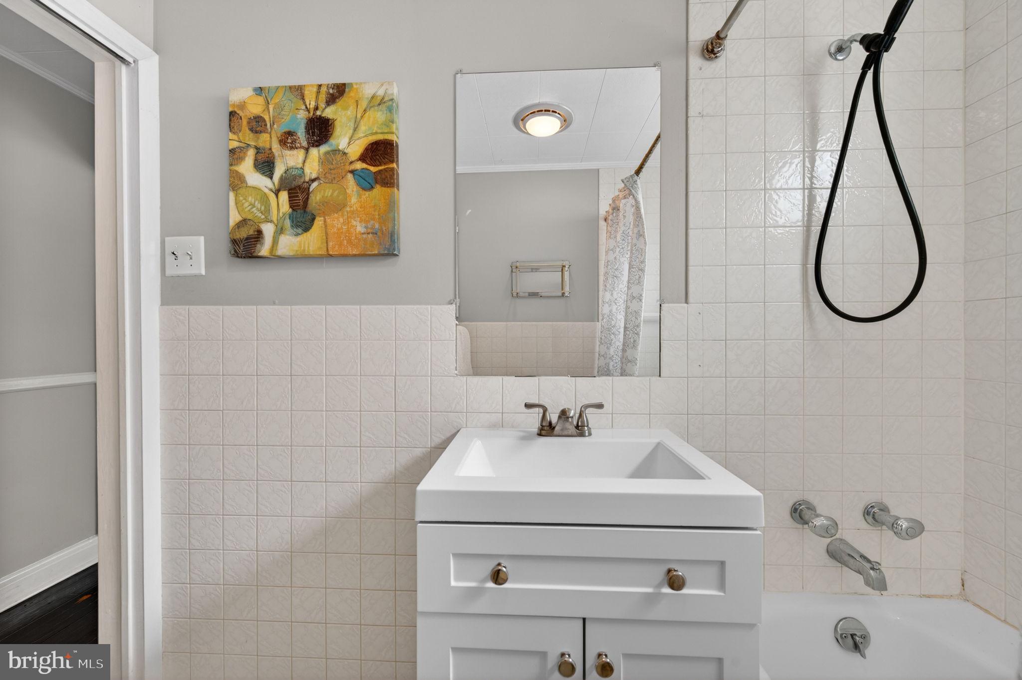 2509 Canterbury Road Baltimore, MD 21234 - Photo 18 of 34 Full Bathroom