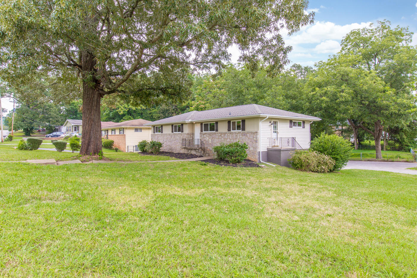 500 Gillespie Road Chattanooga, TN 37411 - Photo 2 of 26 Front Exterior