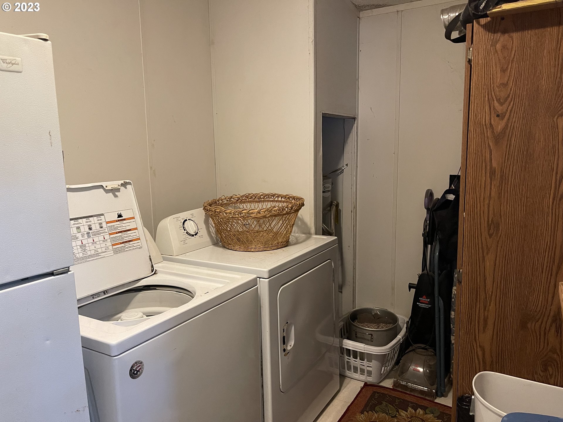 8295 King Road Grand Ronde, OR 97347 - Photo 6 of 32 a bathroom with a toilet and a sink
