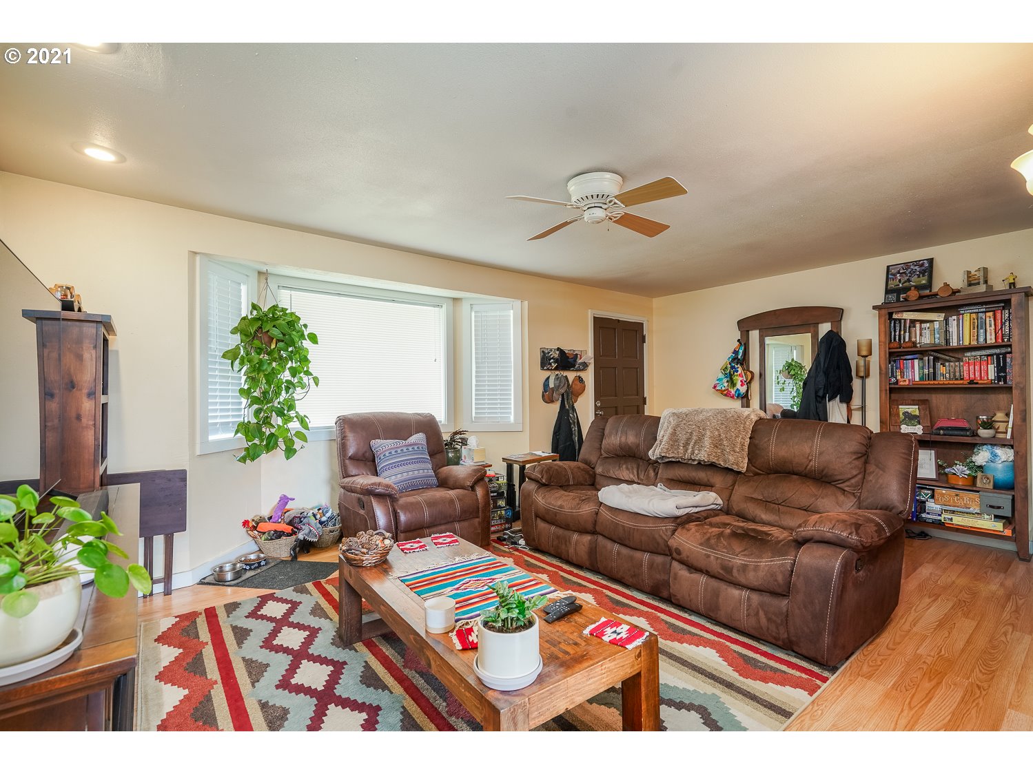 712 Southwest 29th Street Pendleton, OR 97801 - Photo 8 of 19 a living room with furniture and a potted plant