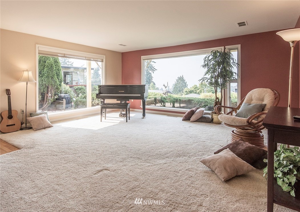 1029 Bell Street Edmonds, WA 98020 - Photo 2 of 16 Gallery Image 2
