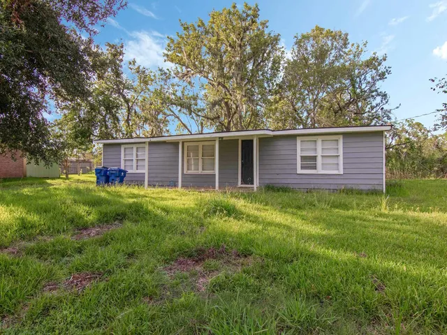 a view of a house with a backyard