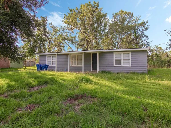 a view of a house with a backyard