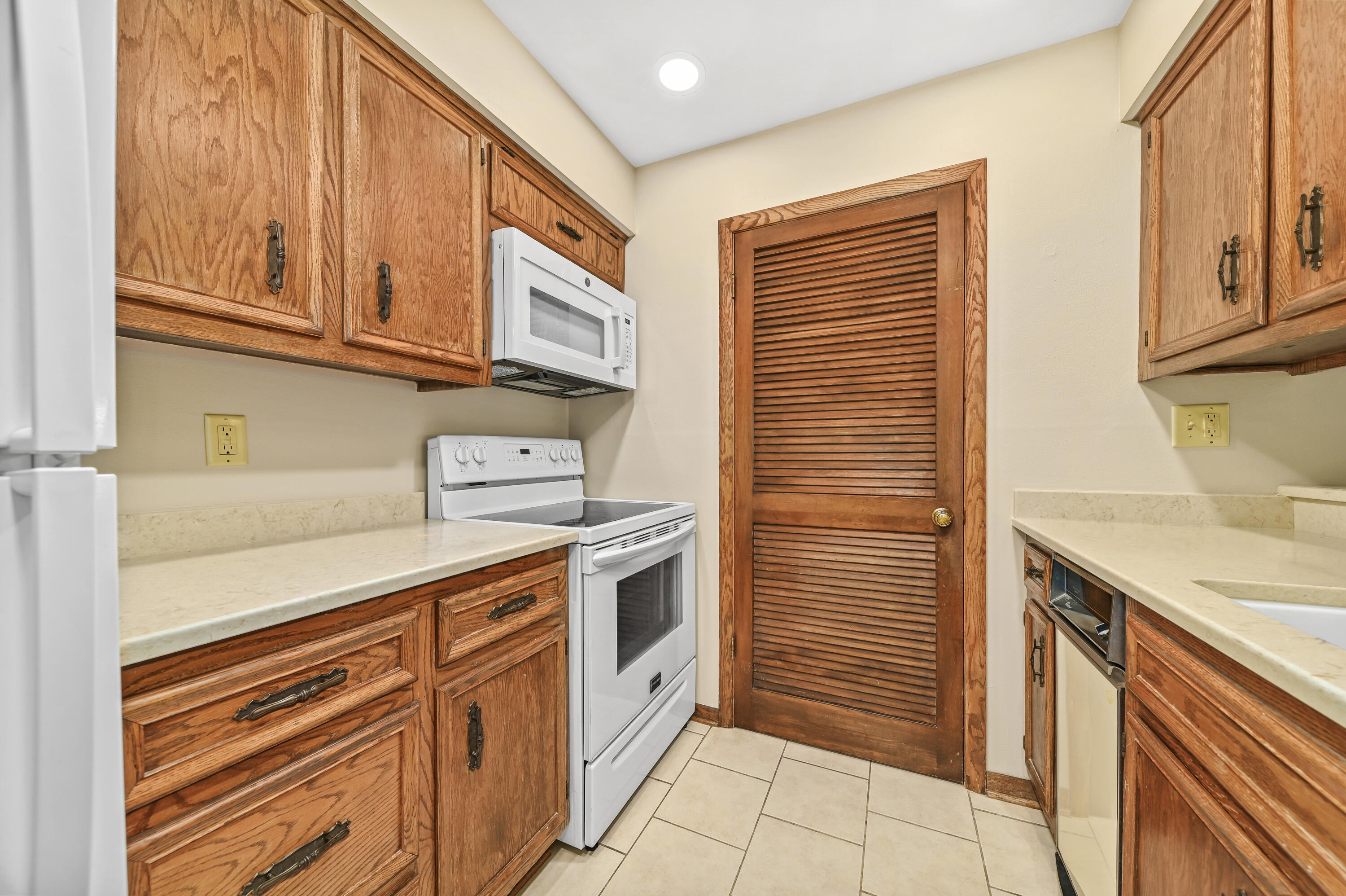 N85-w15700 Ridge Road, Unit 104 Menomonee Falls, WI 53051 - Photo 6 of 42 EUP_1048