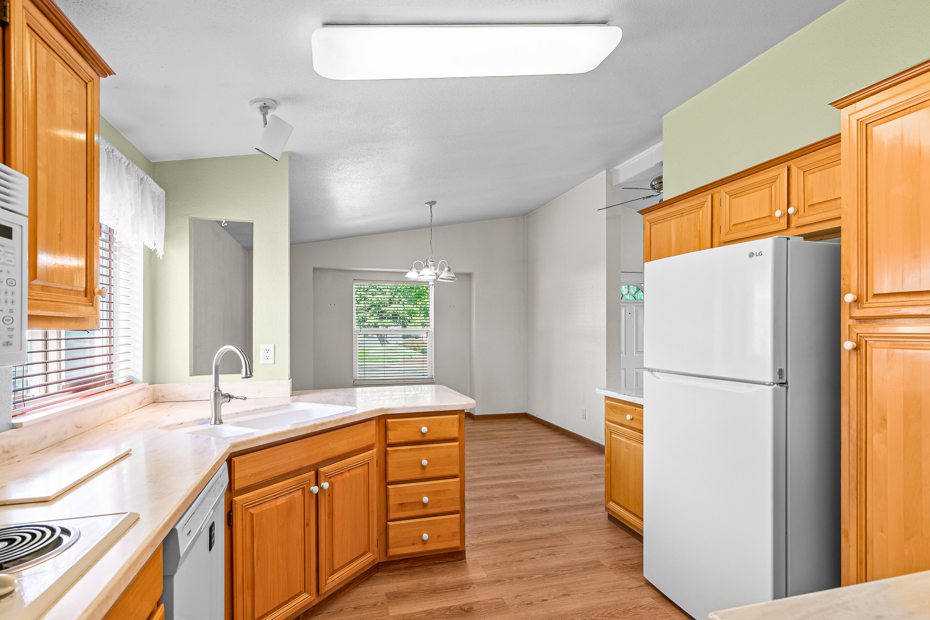 555 Freeman Road, Unit 251 Central Point, OR 97502 - Photo 9 of 30 Kitchen with Dining Room View