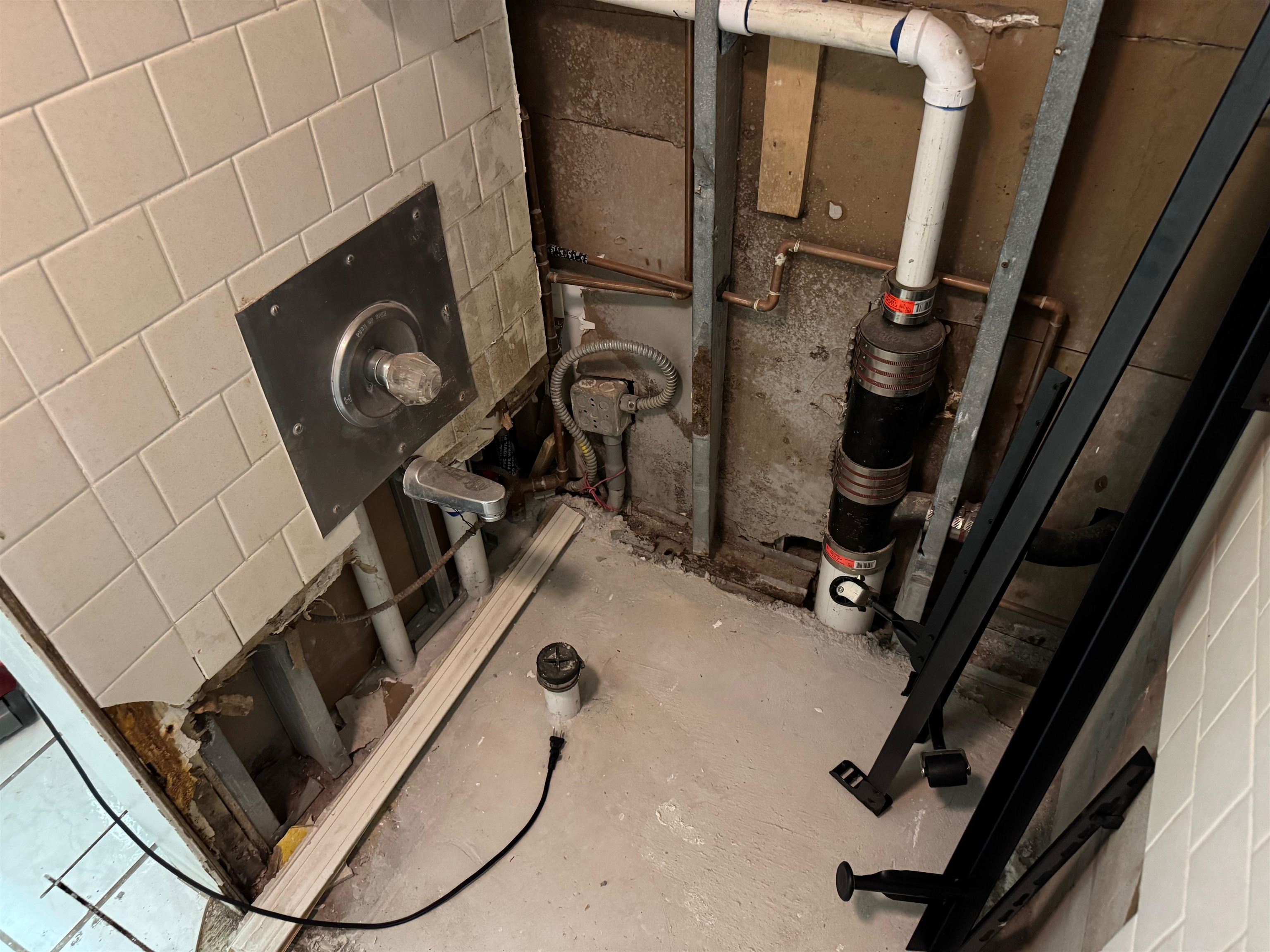 3543 Lower Honoapiilani Road, Unit A107 Lahaina, HI 96761 - Photo 17 of 19 walk in closet with window