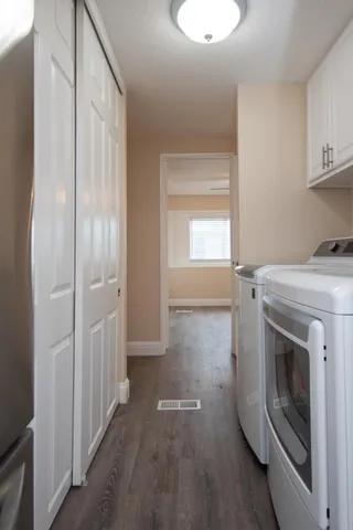 a view of empty room with washer and dryer