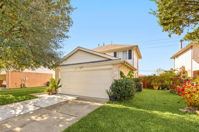 a view of a house with a yard