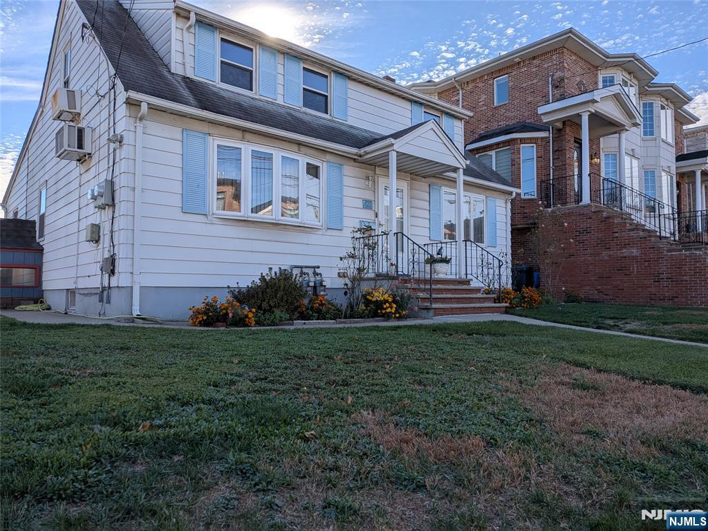a view of a house with backyard and garden
