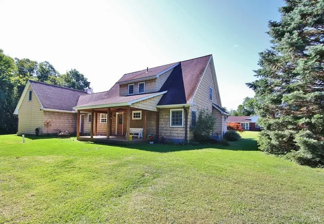 a view of a yard in front of house