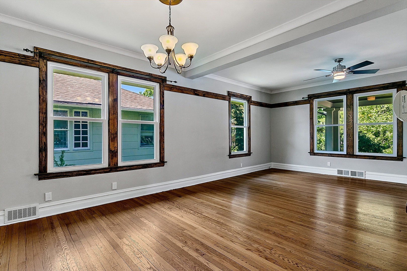 433 Addison Road Riverside, IL 60546 - Photo 3 of 36