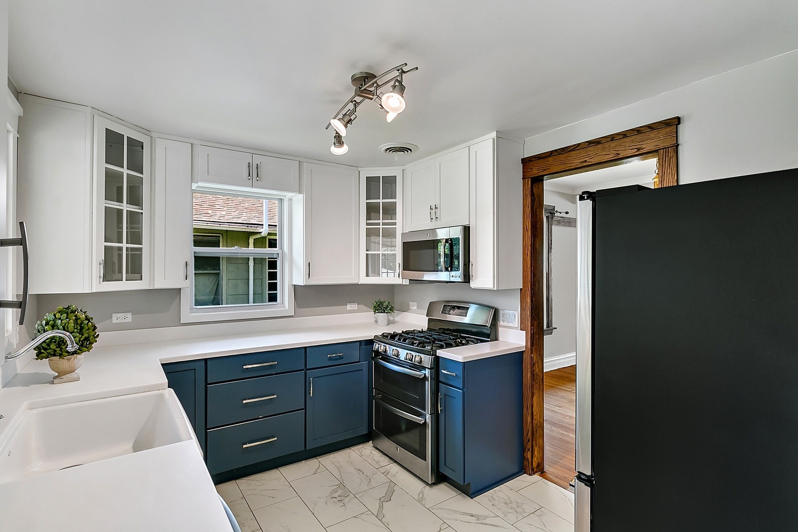 433 Addison Road Riverside, IL 60546 - Photo 8 of 36