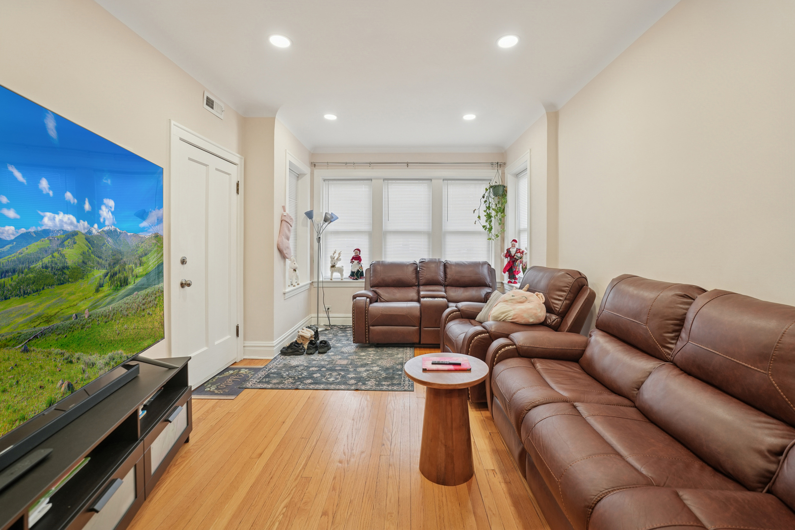 4954 West Byron Street Chicago, IL 60641 - Photo 14 of 25 a living room with furniture
