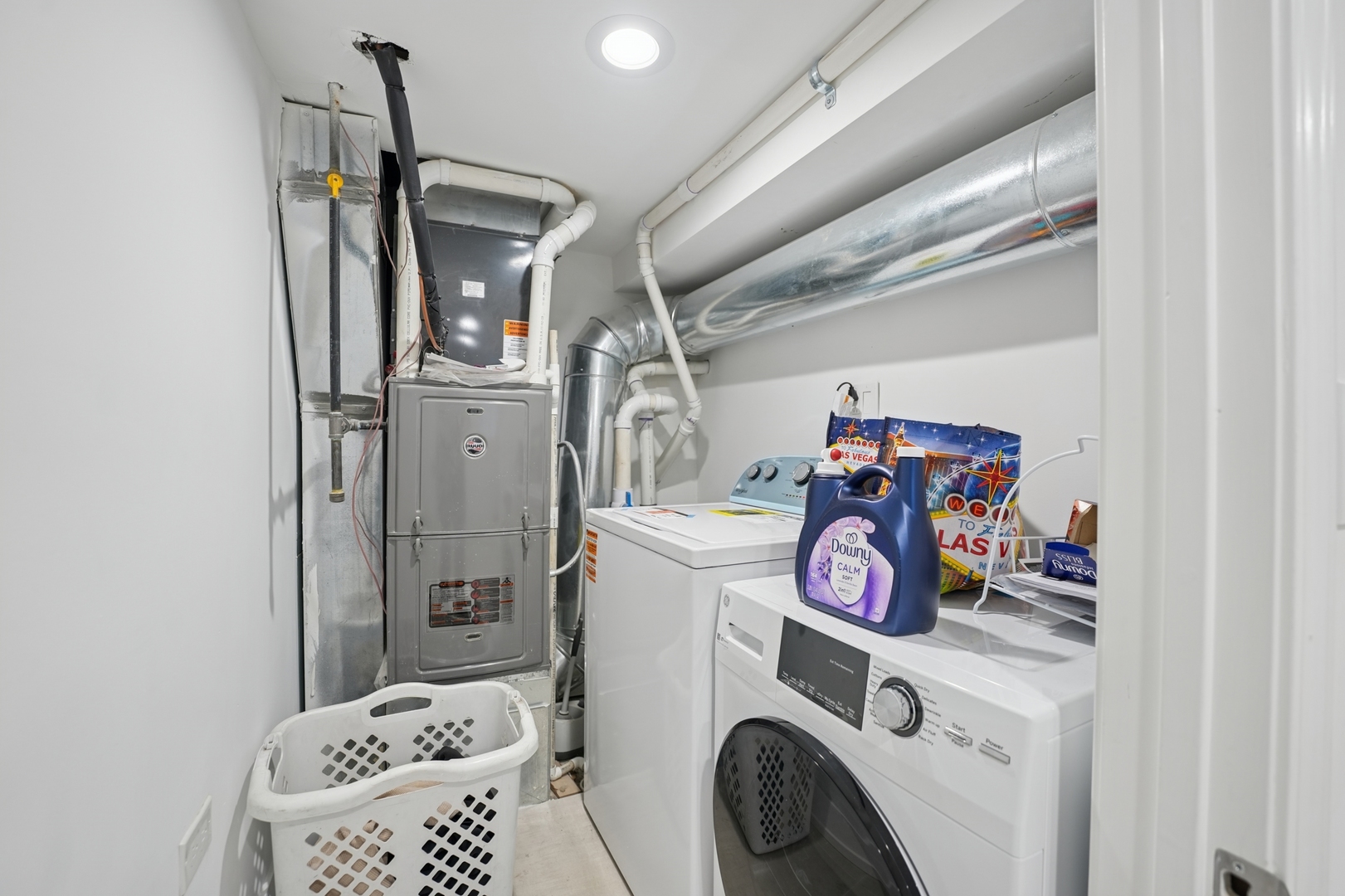 4954 West Byron Street Chicago, IL 60641 - Photo 22 of 25 a utility room with dryer and washer