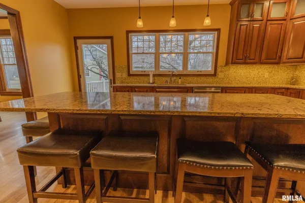 $455,000 | 905 East 1st N Street, Carlinville, IL 62626