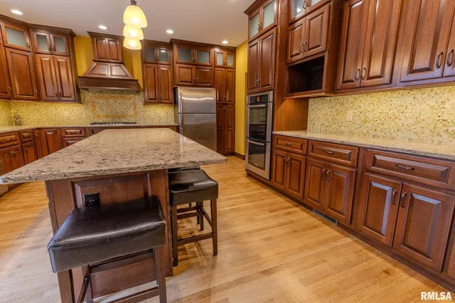 $455,000 | 905 East 1st N Street, Carlinville, IL 62626