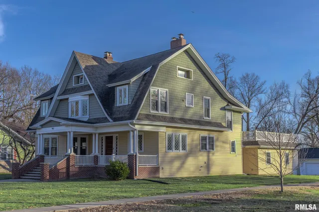 $455,000 | 905 East 1st N Street, Carlinville, IL 62626