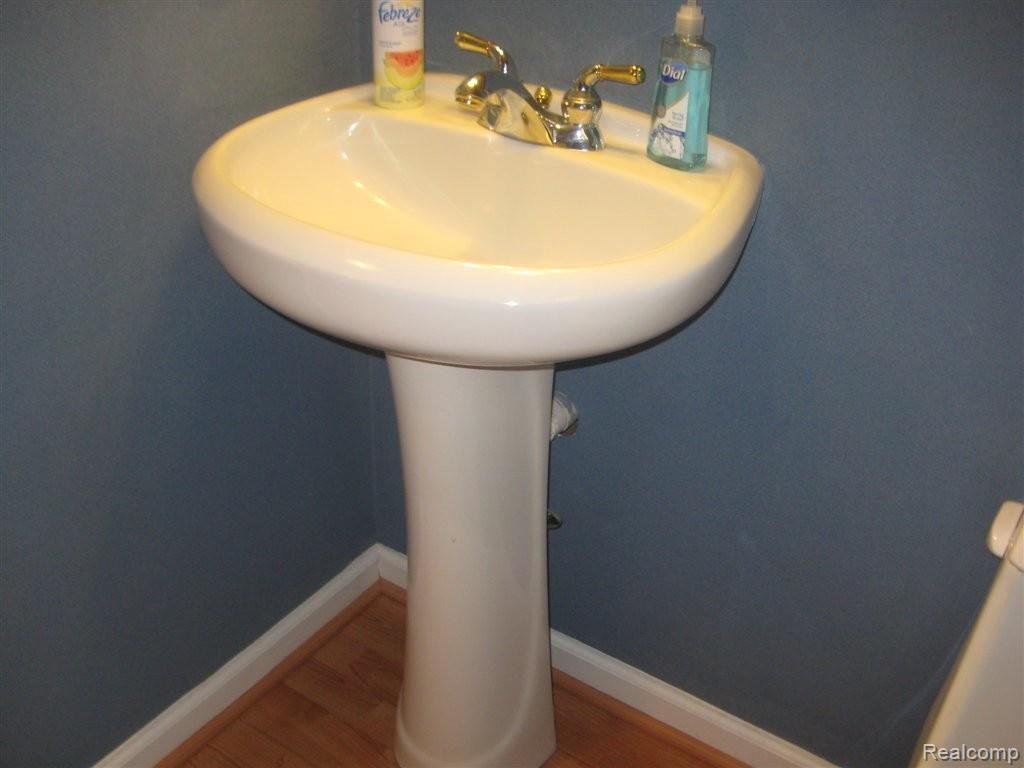 295 Arlington Drive Rochester, MI 48307 - Photo 18 of 20 Pedestal Sink