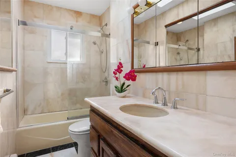 a view of a livingroom with a garage