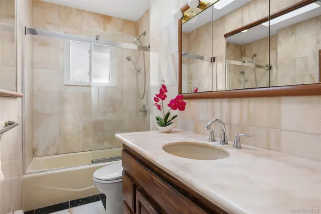 a view of a livingroom with a garage