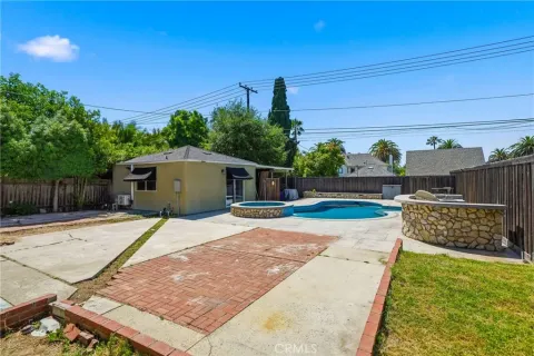 a view of a backyard