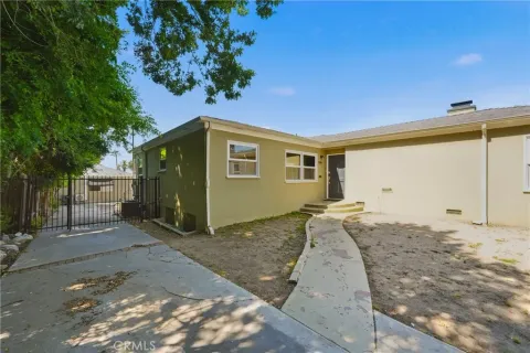 a view of a house with a backyard